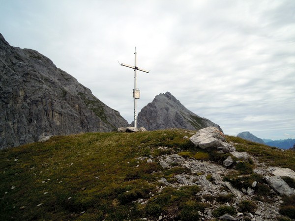 Höllkopf mit Gipfelkreuz und Griesspitze dahinter